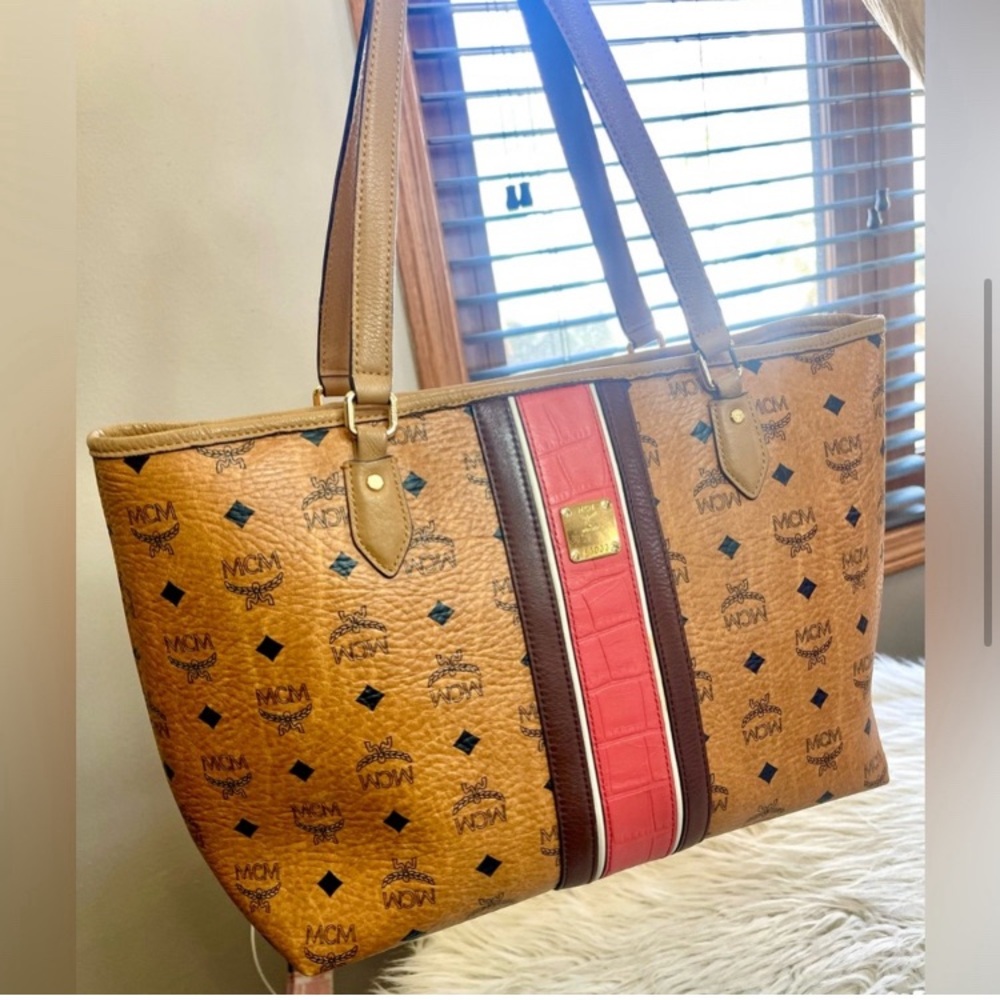 MCM Like New Large Tote Bag In Excellent Condition! - Picture 4 of 14